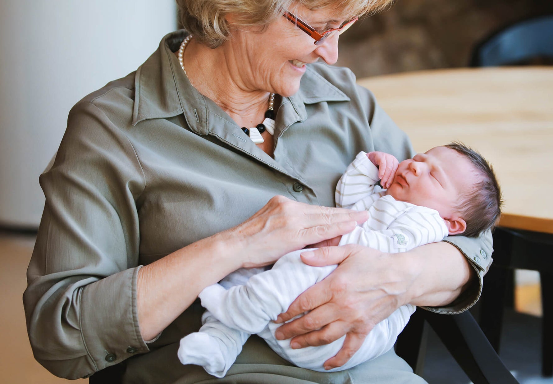 When Can You Take Your Baby to Visit Family for the First Time?