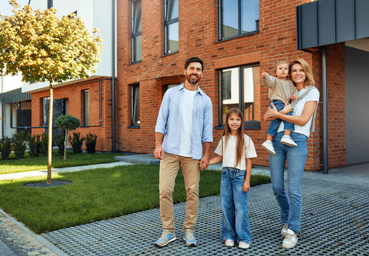 City Hustle vs Suburban Calm: Navigating the Maze of Parenting in the City vs the Suburbs